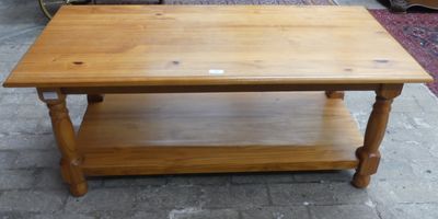 une table en bois posée à même le sol