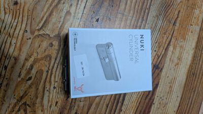 une console de jeux Nintendo Wii dans son emballage, posée sur une table en bois