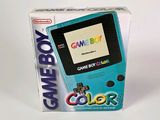 une boîte sur laquelle est posé un Game Boy, posée sur une table