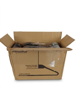 boîte en carton contenant une paire de chaussures, sur fond blanc