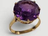 Gros plan sur une bague ornée d'une pierre violette