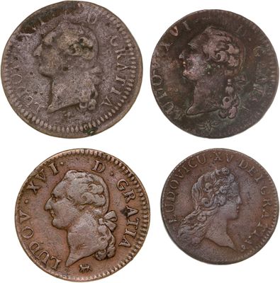 quatre types de pièces différents sont représentés sur un fond blanc