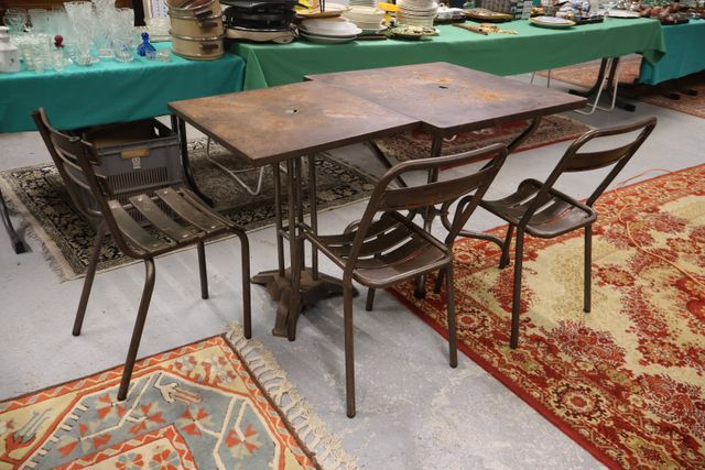Deux tables bistrot et trois chaises métalliques dans le goût de ...