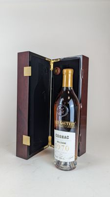 une image représentant une bouteille de vin dans un coffret en bois