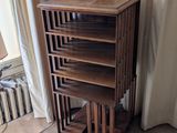 une grande étagère en bois sur laquelle sont posés tout un tas de livres
