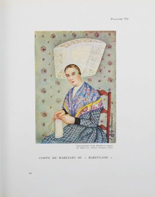 une illustration représentant une femme assise sur une chaise, un éventail sur la tête