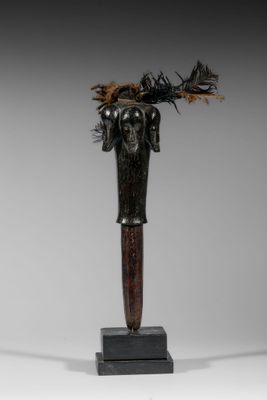 une image représentant une sculpture d'un homme portant un chapeau sur la tête