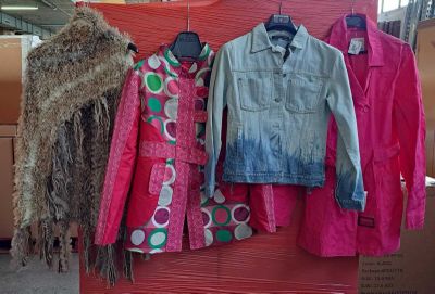 de nombreuses vestes suspendues à un portant dans un magasin