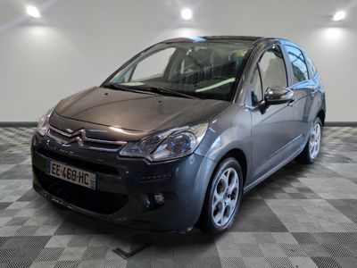 une photo d'une Citroën grise garée dans un garage