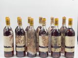 plusieurs bouteilles de vin posées les unes à côté des autres sur une table