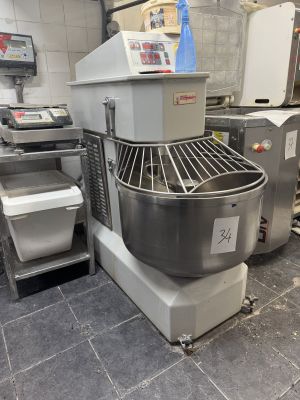 une photo d'une cuisine professionnelle équipée d'un batteur et d'autres appareils électroménagers