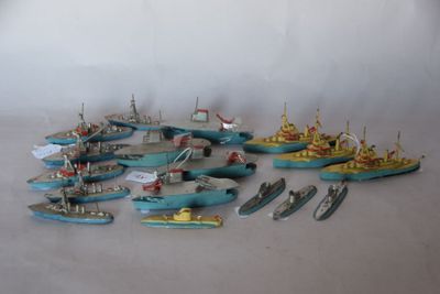 tout un tas de petits bateaux miniatures posés sur une table
