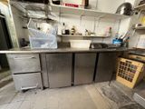 une image d'une cuisine avec beaucoup d'espace de travail