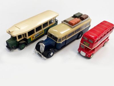 trois petits bus et un bus à deux étages posés sur un fond blanc