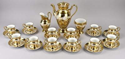 les nombreuses tasses et soucoupes qui se trouvent sur la table