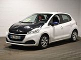 la petite voiture blanche est garée dans une grande pièce