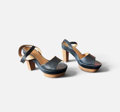 une paire de chaussures pour femme sur fond blanc