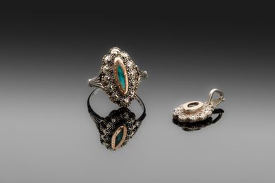 Ensemble comprenant une bague et un pendentif en argent part…
