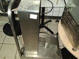 une machine posée sur le sol de la cuisine