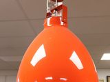 une lampe orange suspendue au plafond d'une pièce