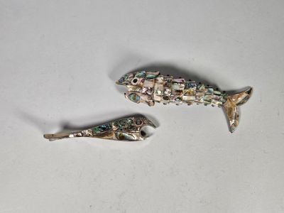 deux bijoux posés sur une table