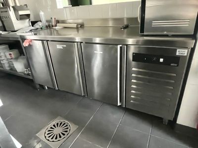 un plan de travail en acier inoxydable dans une cuisine commerciale
