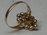une bague en or ornée d'un motif floral