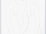 une image représentant deux femmes debout l'une à côté de l'autre