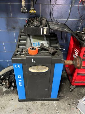une photo d'une batterie de voiture dans un garage