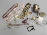 beaucoup de bijoux posés sur la table