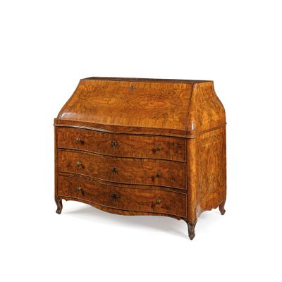 un vieux bureau en bois avec des tiroirs et d'autres tiroirs posés dessus