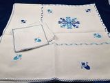 des nappes et des serviettes bleues et blanches posées sur une nappe bleue