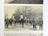 trois photos en noir et blanc montrant des personnes à cheval dans un champ