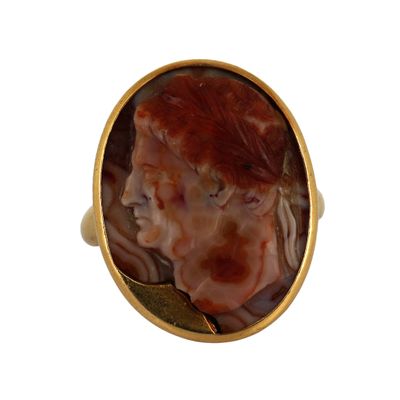une image représentant une bague en or sur laquelle figure le visage d'un homme