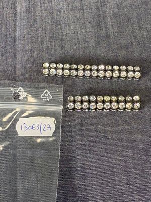 une photo d'une paire de bracelets et d'un sachet de perles