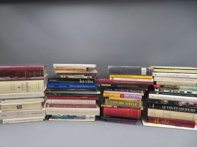 plusieurs livres empilés sur une table