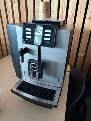 une machine à café posée sur une table