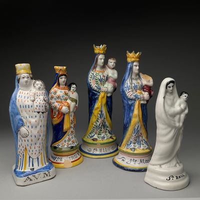 On peut voir plusieurs figurines de tailles et de couleurs différentes