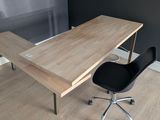 un bureau en bois avec une chaise noire devant