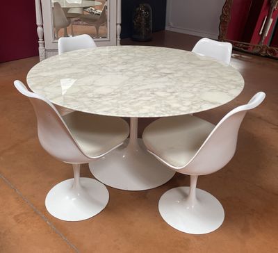 une table en marbre entourée de quatre chaises