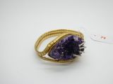 un améthorate et une bague en or sertie d'améthorate