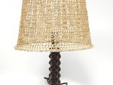 paire de lampes de table anciennes avec abat-jour tressé et pied en bois