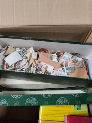 une boîte remplie de livres et de papiers posée sur une table