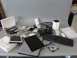 une table sur laquelle sont posés de nombreux appareils électroniques