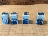 quatre dés bleus et blancs posés sur un lit
