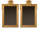 une paire de miroirs anciens à cadre doré sur fond blanc