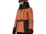 une femme portant une veste marron et un pantalon noir, ainsi qu'un bonnet et une écharpe marron