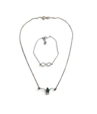 un gros plan d'un collier et d'un bracelet sur fond blanc
