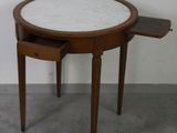une petite table avec un plateau en marbre et un tiroir en dessous