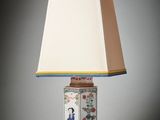 une photo d'une lampe de table surmontée d'un abat-jour bleu et blanc